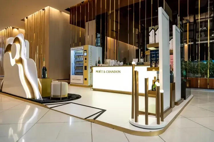 A vending machine da Moët no Iguatemi, ação da Folhetim